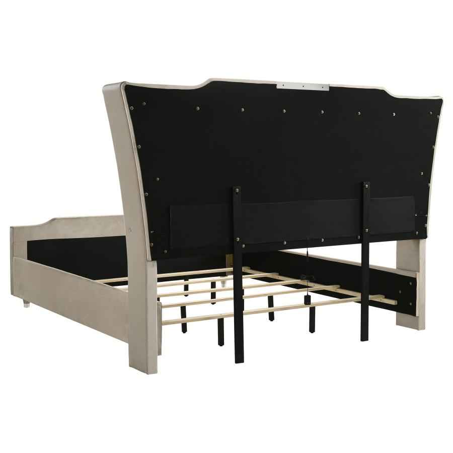 Lorient 4-piece Eastern King Bedroom Set Ivory and Camel